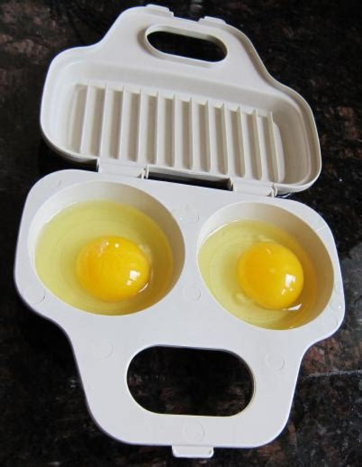 How to use microwave egg poacher